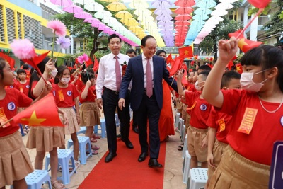 Chủ tịch HĐND TP chung vui với thầy, trò Trường Tiểu học Đặng Trần Côn 