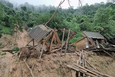 Nghệ An: Mưa lũ bất ngờ khiến nhiều nhà dân bị đổ sập