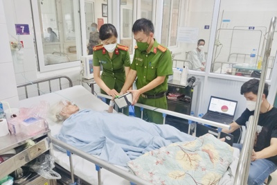 Quận Thanh Xuân: Công an đến bệnh viện cấp CCCD gắn chíp cho  bệnh nhân
