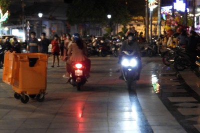 Bình Dương: Phố đi bộ mới khai trương nhưng xe gắn máy vô tư chạy