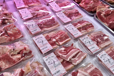 Giá rẻ vẫn khó bán, nhập khẩu thịt lợn giảm mạnh