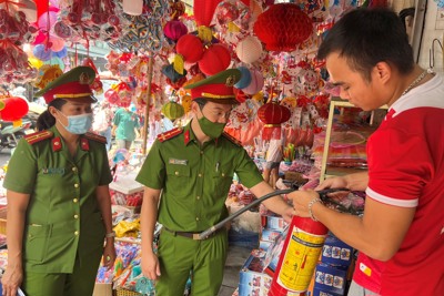 Siết chặt an toàn cháy, nổ tại chợ Trung thu truyền thống ở Hoàn Kiếm