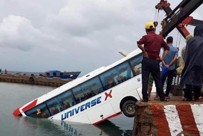 Xe khách 46 chỗ rơi xuống biển Phú Quốc