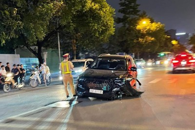Ô tô đâm liên hoàn kéo lê xe máy trên đường Nguyễn Chánh