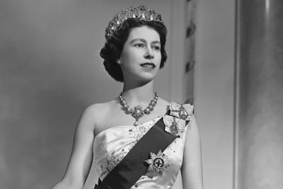 Nữ hoàng Elizabeth II - người đồng hành hơn 70 năm thăng trầm với nước Anh