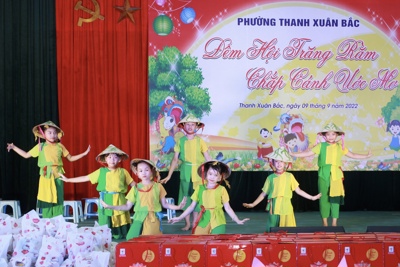 [Ảnh]: Quận Thanh Xuân mang Tết Trung thu ấm áp đến với trẻ em