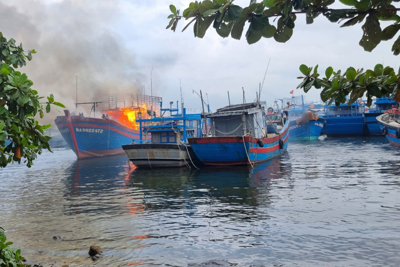 Đà Nẵng: Tàu cá bốc cháy dữ dội khi neo ở âu thuyền Thọ Quang