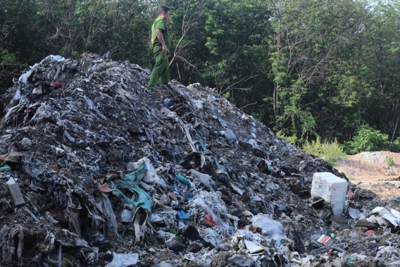 Bình Dương: Chôn hàng nghìn tấn rác thải công nghiệp trái phép