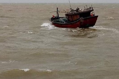 Ứng cứu tàu cá Quảng Ngãi và 15 ngư dân gặp nạn trên biển