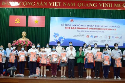 TP Hồ Chí Minh: Trao học bổng cho học sinh giỏi mồ côi do dịch Covid-19