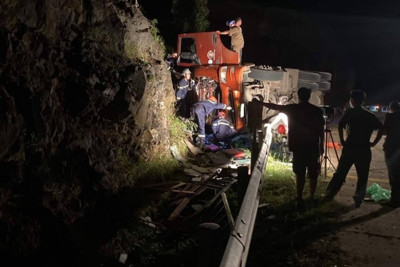Tai nạn giao thông hôm nay (19/9): Xe đâm vách đá, tài xế chết trong cabin