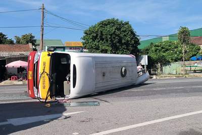 Hà Tĩnh: Va chạm giữa xe container và xe buýt, nhiều hành khách nhập viện