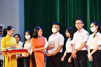 Quảng Ngãi tuyên dương 320 tân sinh viên vuợt khó, tiêu biểu