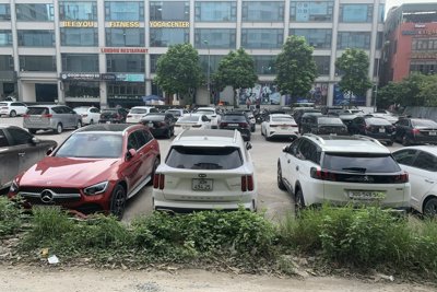 Quận Cầu Giấy: Cần sớm xử lý bãi xe không phép tại phường Dịch Vọng