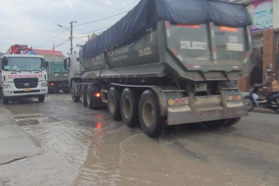Tỉnh lộ, huyện lộ nối Nghệ An - Hà Tĩnh oằn mình "cõng" xe tải trọng