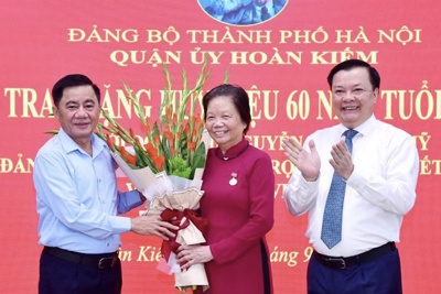 Lãnh đạo T.Ư, TP Hà Nội trao Huy hiệu Đảng cho đảng viên lão thành