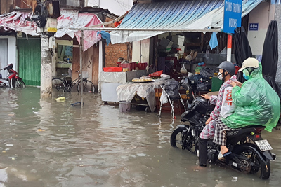 Khánh Hòa: Một số tuyến đường ở Nha Trang ngập nặng sau cơn mưa lớn