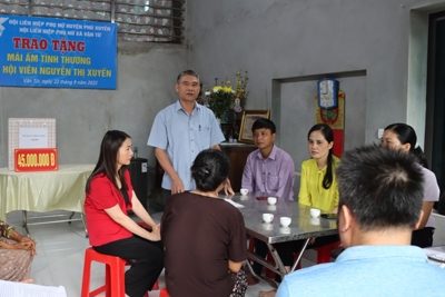 Huyện Phú Xuyên trao nhà “mái ấm tình thương” cho các gia đình