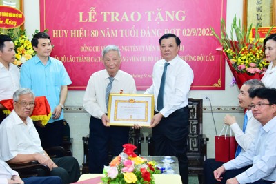 Lãnh đạo TP trao Huy hiệu 80 năm tuổi Đảng cho đồng chí Vũ Oanh