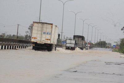 Quảng Nam: Quốc lộ 1A ngập sâu nửa mét, lưu thông khó khăn