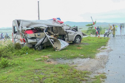 Quảng Bình: Xe cứu thương va vào cột điện trên xe cẩu, 4 người bị thương