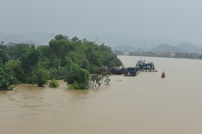 Hà Tĩnh: Hàng nghìn hộ dân đang bị “bủa vây” trong lũ