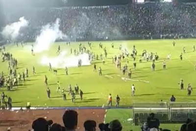 Bạo loạn ở sân bóng Indonesia, ít nhất 127 người thiệt mạng