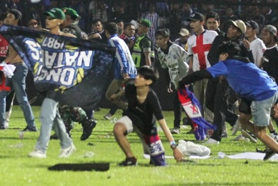 [Ảnh] Thảm cảnh giẫm đạp khiến hơn trăm người tử vong ở sân vận động Indonesia