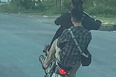 Xử phạt 2 thanh niên đi xe máy bốc đầu, lạng lách trên quốc lộ 1A