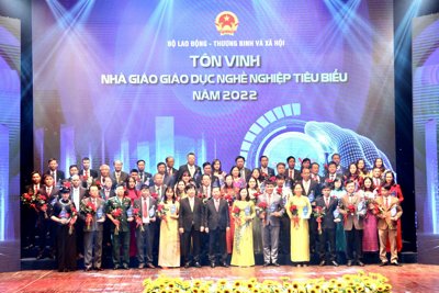 Tôn vinh 54 nhà giáo và tuyên dương 100 học sinh, sinh viên xuất sắc