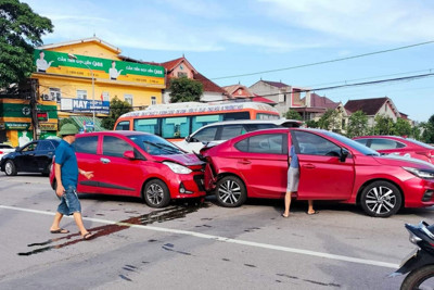 Tai nạn giao thông hôm nay (8/10): Thoát chết kỳ diệu dù lọt gầm xe tải