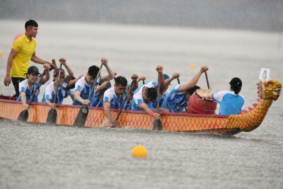 Người dân Hà Nội đội mưa xem bơi chải thuyền rồng trên hồ Tây