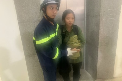 Cảnh sát phòng cháy chữa cháy cứu thoát bé gái bị mắc kẹt trong thang máy