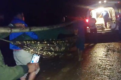 Quảng Ngãi: Dân làng khiêng bộ hơn 2km đưa người đi cấp cứu trong đêm