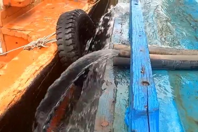 Quảng Ngãi: Hối hả bơm nước để chống chìm tàu cá