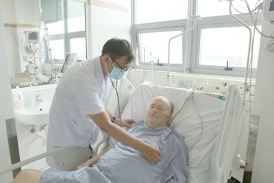 Truyền gần 20 lít máu cứu sống giáo sư người Bỉ bị sốt rét ác tính