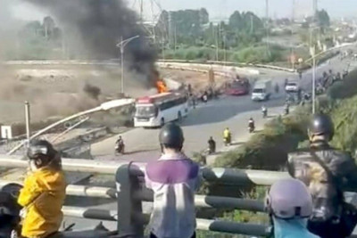 Xe chở 40 công nhân đi làm bất ngờ bốc cháy giữa đường