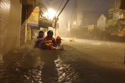 Gần như cả TP Đà Nẵng ngập, dân nhiều nơi kêu cứu 