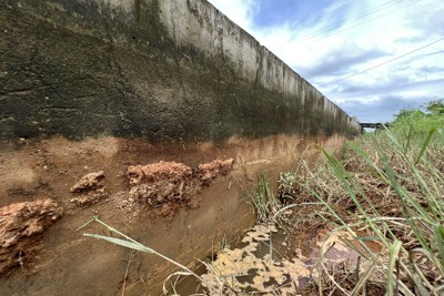 Quảng Ngãi: Kênh bê tông dẫn nước bất ngờ trồi khỏi mặt đất