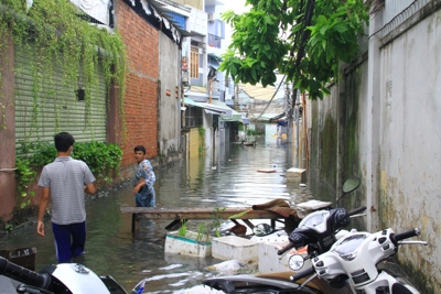 Đà Nẵng: Nhiều khu vực vẫn chìm trong nước, ghi nhận 4 người chết