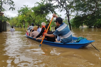 Thừa Thiên Huế: Nhiều khu vực vẫn ngập sâu trong nước