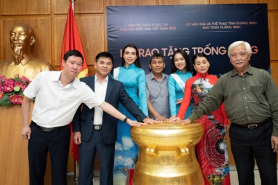 BTC Hoa hậu Biển đảo Việt Nam 2022 tặng trống đồng cho Bảo tàng Quảng Ninh