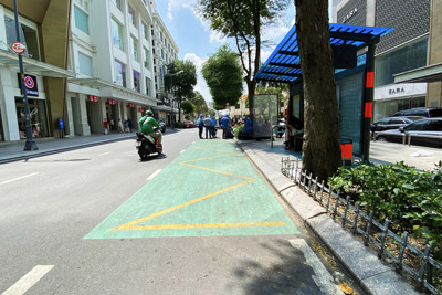 TP Hồ Chí Minh thí điểm sơn vạch phản quang màu tại nhà chờ xe buýt