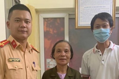 CSGT Hà Nội giúp cụ bà đi lạc tìm người thân
