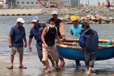 Quảng Ngãi: Sóng to gió lớn đánh lật thuyền thúng, một ngư dân tử vong