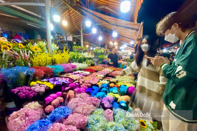 Nhộn nhịp chợ hoa lớn nhất Thủ đô trước ngày 20/10