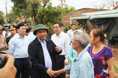 Chủ tịch nước Nguyễn Xuân Phúc thăm, động viên người dân Đà Nẵng bị ngập