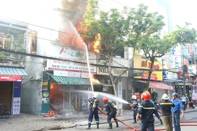 Lửa bao trùm cửa hàng đồ thể thao ở Đà Nẵng