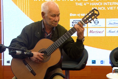 Nghệ sĩ 83 tuổi biểu diễn gây mê hoặc với cây ghi ta 130 triệu đồng