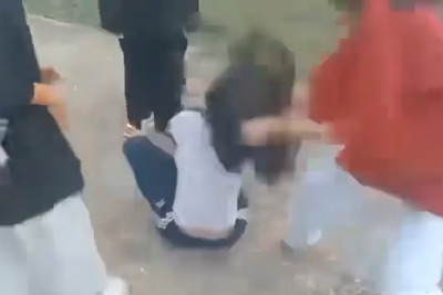 Quảng Ngãi: Xôn xao clip một nữ sinh bị đánh hội đồng